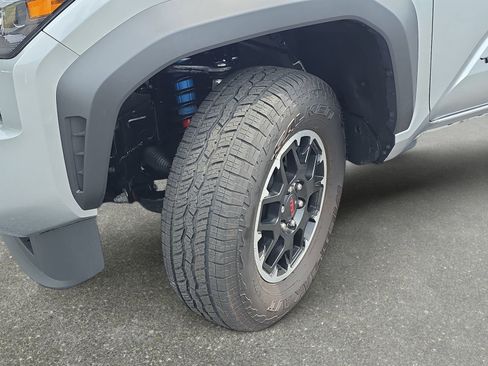 Used 2024 Toyota Tacoma TRD Off-Road AWD/4WD image 31