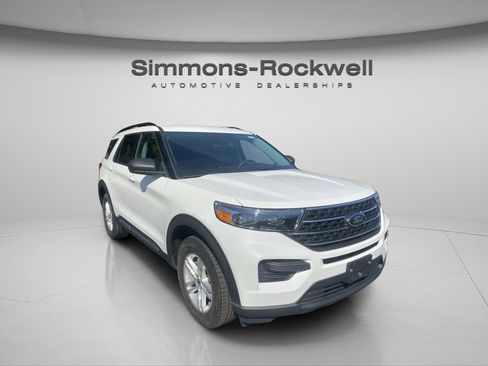 Used 2022 Ford Explorer XLT image 3