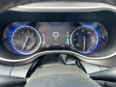 Used 2024 Chrysler Pacifica Touring-L FWD image 17