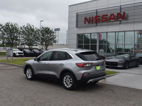 Used 2021 Ford Escape SE w/ Convenience Package FWD image 4