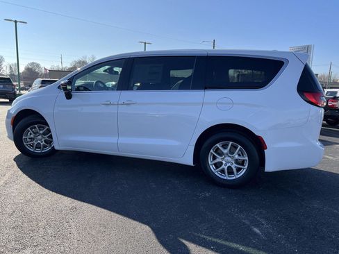 New 2026 Chrysler Pacifica Select image 8