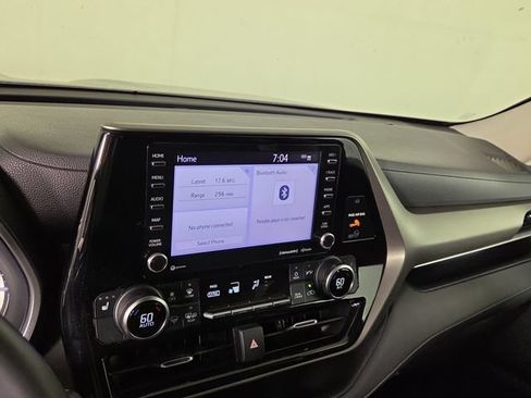 Used 2021 Toyota Highlander XLE AWD/4WD image 18