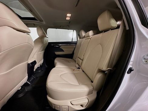 Used 2023 Toyota Highlander Limited image 22
