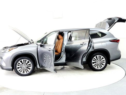 New 2026 Toyota Highlander Platinum image 10