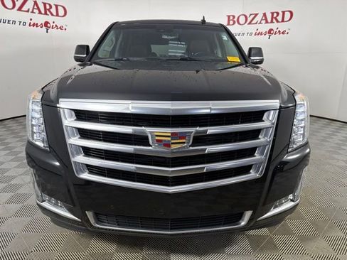 Used 2017 Cadillac Escalade Luxury RWD image 2