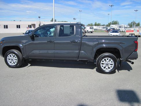 Used 2024 Toyota Tacoma SR5 AWD/4WD image 5