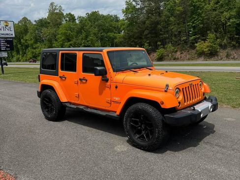 Used 2012 Jeep Wrangler Unlimited Sahara w/ Dual Top Group AWD/4WD image 4