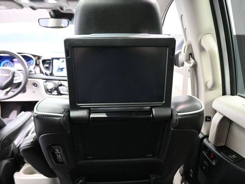 Used 2024 Chrysler Pacifica Limited w/ Uconnect Theater Family Group FWD image 28