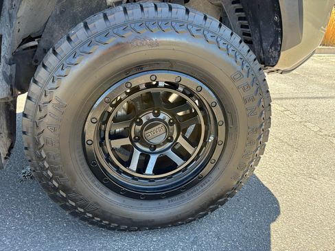 Used 2019 Toyota Tacoma TRD Off-Road AWD/4WD image 3