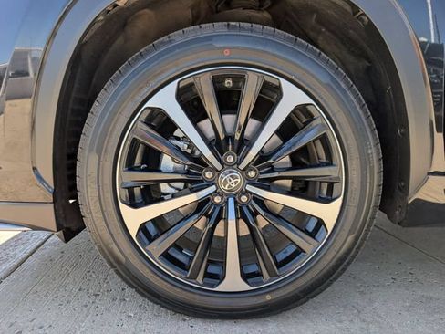 Used 2021 Toyota Highlander XSE AWD/4WD image 13