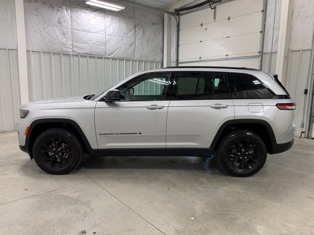 Used 2025 Jeep Grand Cherokee Altitude AWD/4WD image 20