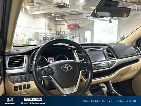 Used 2019 Toyota Highlander XLE AWD/4WD image 15