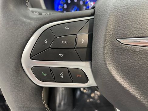 Used 2023 Chrysler Pacifica Touring-L image 29