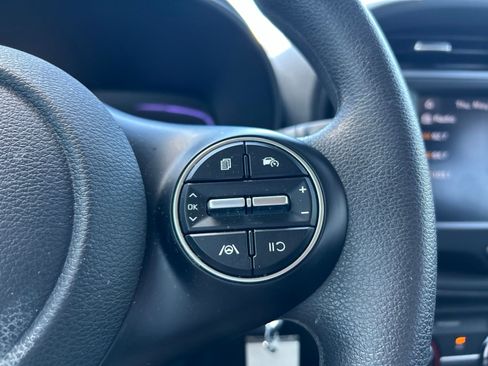 Used 2025 Kia Soul LX w/ LX Technology Package FWD image 15