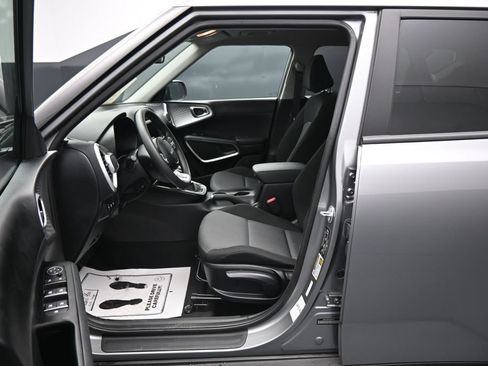 Used 2025 Kia Soul LX w/ LX Technology Package FWD image 9