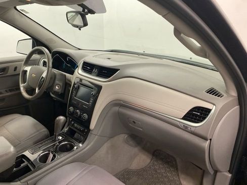 Used 2017 Chevrolet Traverse LT image 21