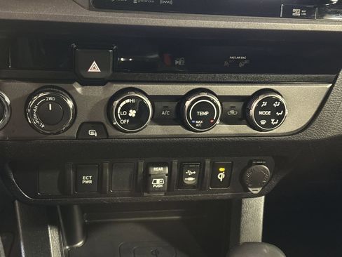 Used 2018 Toyota Tacoma TRD Off-Road AWD/4WD image 29