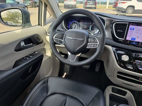Used 2023 Chrysler Pacifica Touring-L FWD image 9