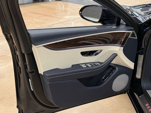 Used 2022 Bentley Flying Spur Plug-In Hybrid image 46