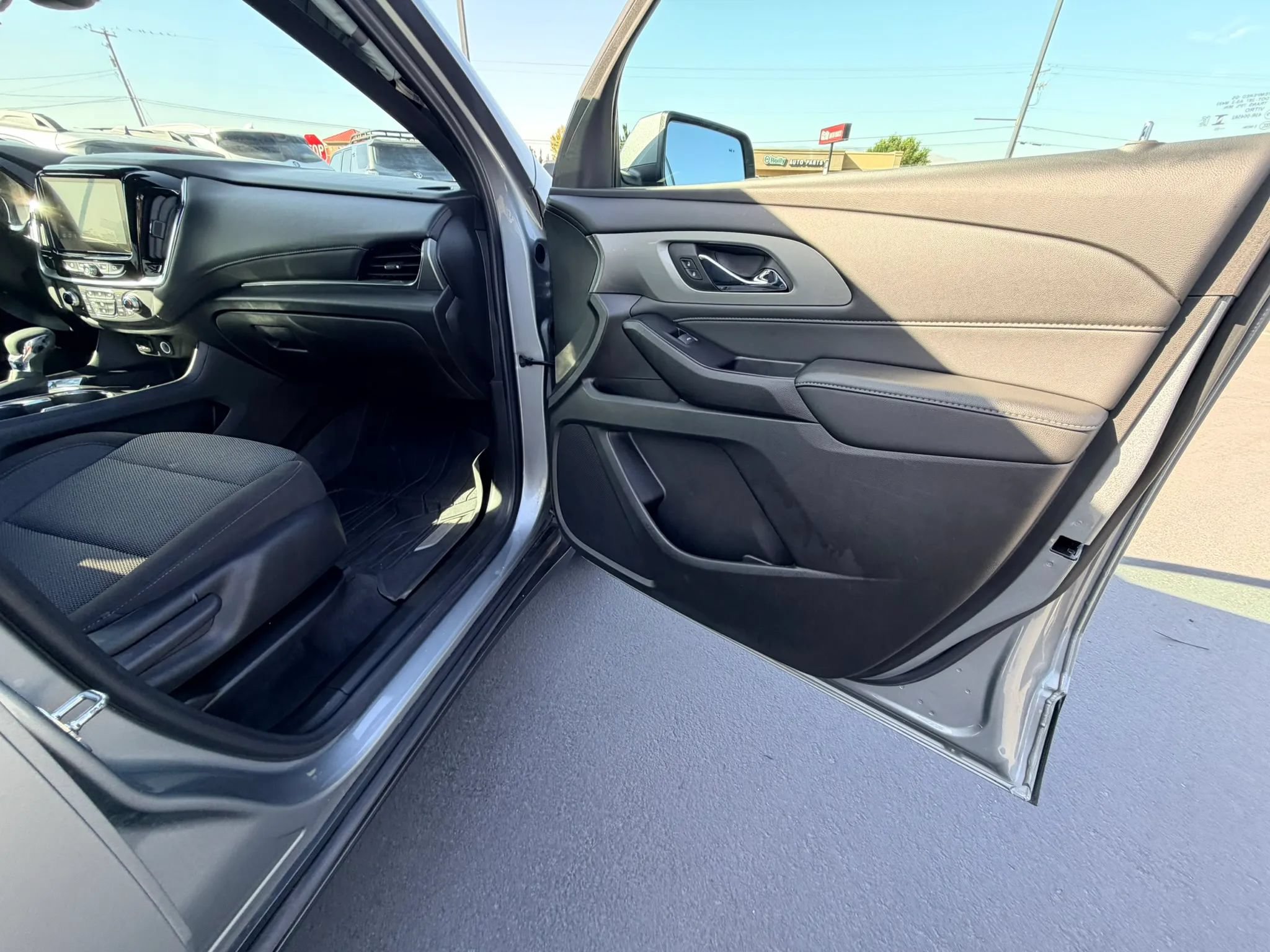 Used 2023 Chevrolet Traverse LT FWD image 27