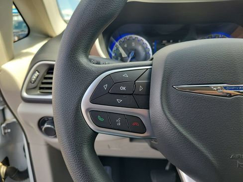 Used 2017 Chrysler Pacifica LX w/ Tire & Wheel Group FWD image 24