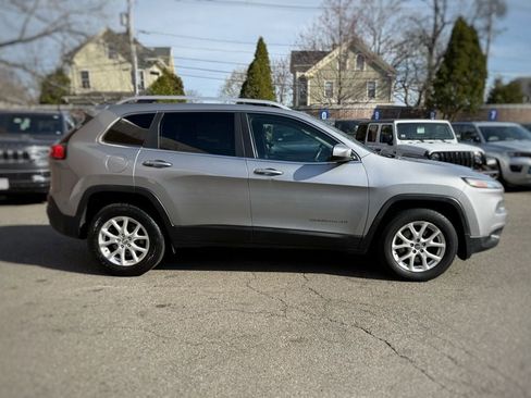 Used 2016 Jeep Cherokee Latitude AWD/4WD image 4