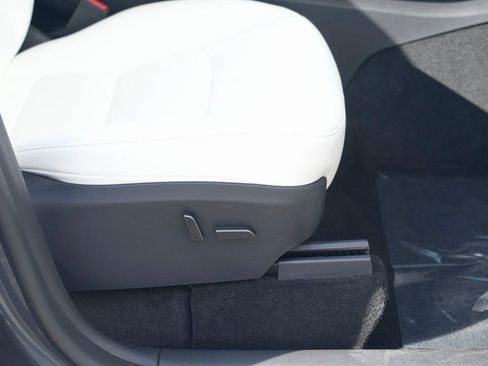 Used 2023 Tesla Model Y 2WD image 34