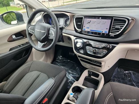 Used 2022 Chrysler Voyager LX image 37