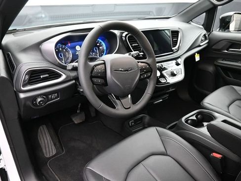 New 2026 Chrysler Pacifica Select AWD/4WD image 12