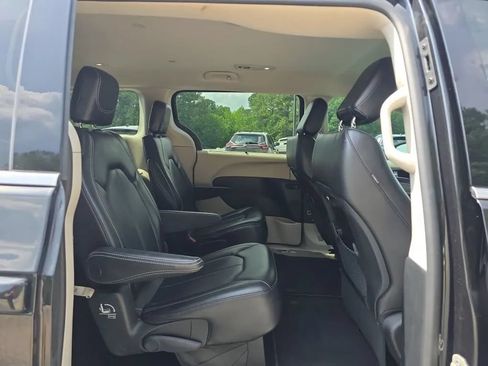 Used 2023 Chrysler Pacifica Touring-L FWD image 42