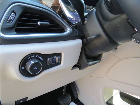 Used 2024 Chrysler Pacifica Limited w/ Trailer Tow Group FWD image 10