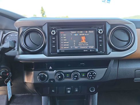 Used 2018 Toyota Tacoma SR5 AWD/4WD image 24