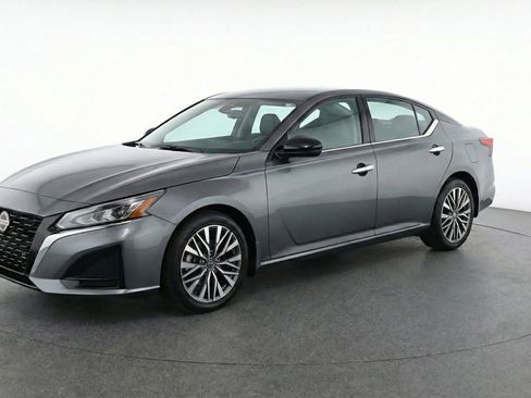 Used 2025 Nissan Altima 2.5 SV FWD image 3