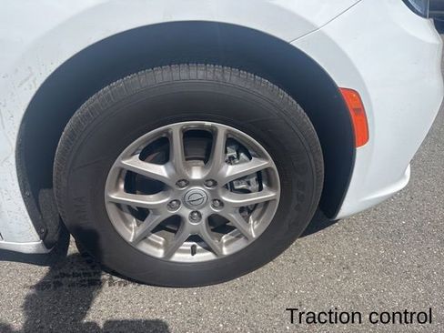 Used 2026 Chrysler Pacifica Select image 31