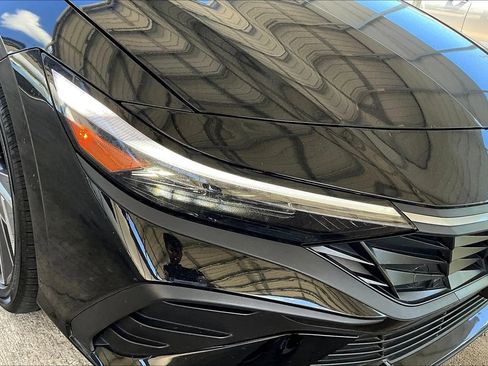 Used 2025 Hyundai Elantra SEL FWD image 27