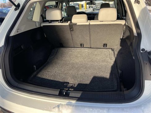 Used 2018 Volkswagen Tiguan SE w/ Panoramic Sunroof Package image 11