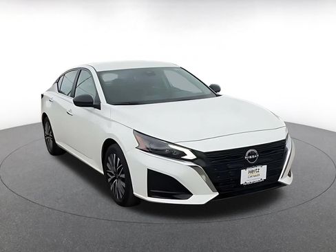 Used 2025 Nissan Altima 2.5 SV FWD image 3