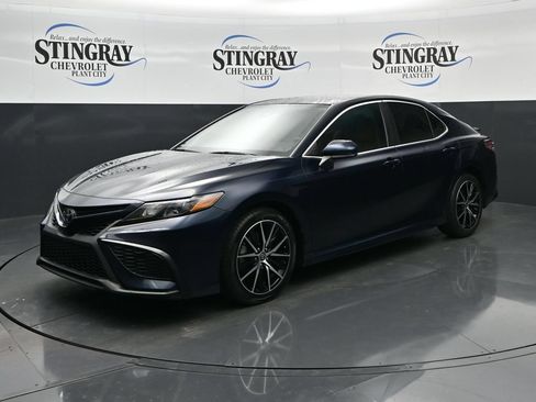 Used 2021 Toyota Camry SE FWD image 3