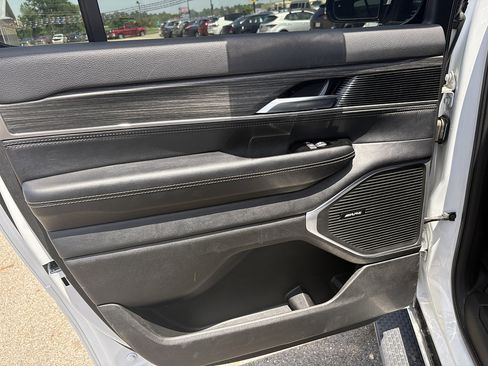 Used 2024 Jeep Wagoneer L Series II w/ Flexible Seating Group AWD/4WD image 15