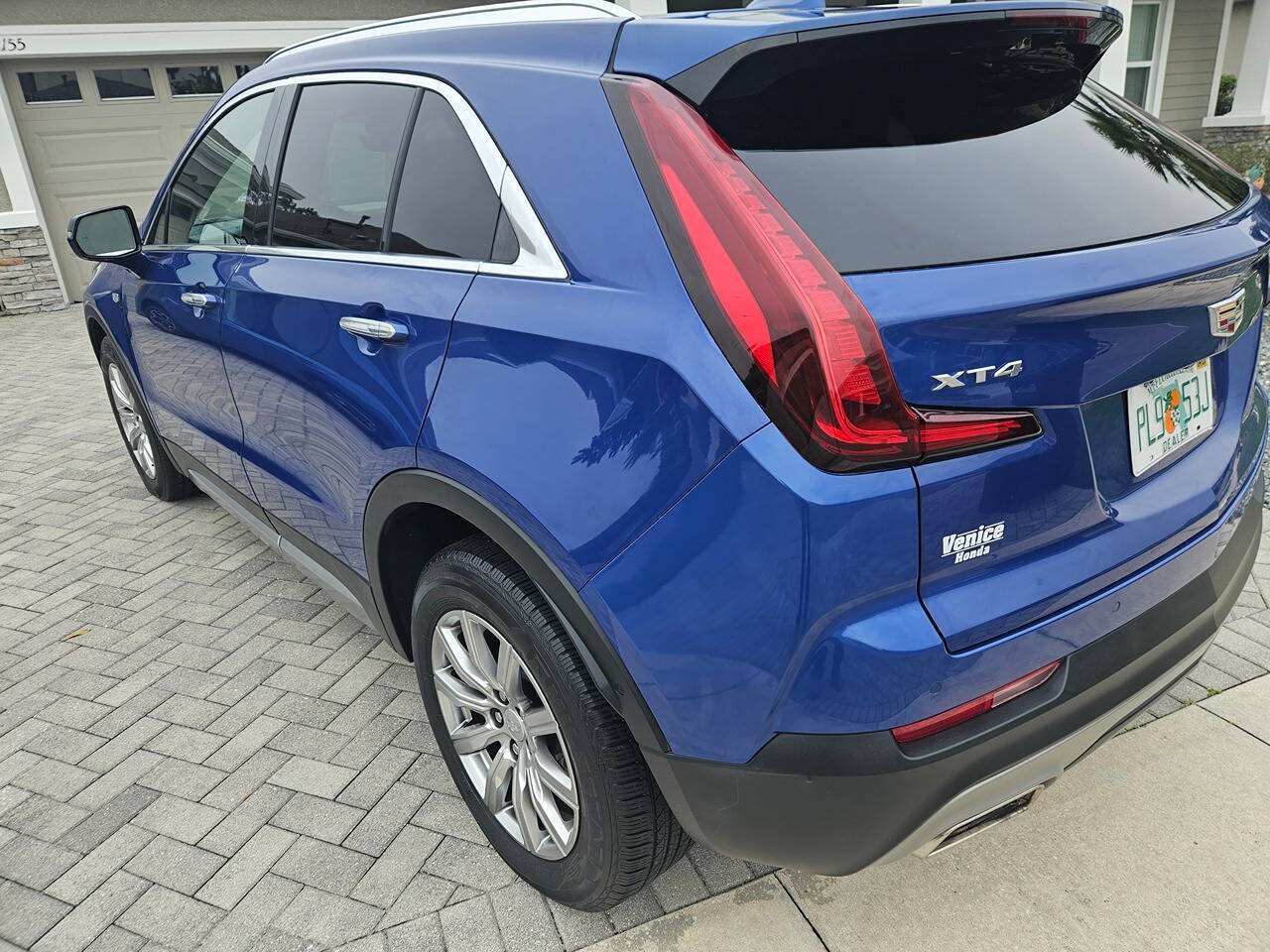 Used 2022 Cadillac XT4 Premium Luxury w/ Enhanced Visibility Package FWD image 5