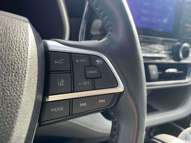 Used 2023 Toyota Highlander XLE AWD/4WD image 21