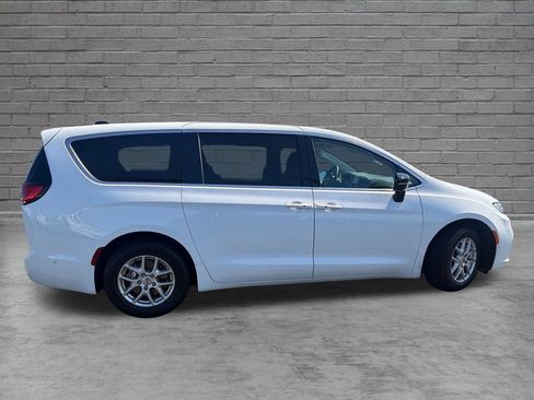 Used 2024 Chrysler Pacifica Touring-L FWD image 9