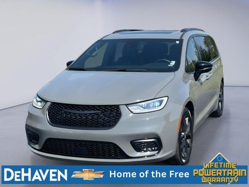 Used 2025 Chrysler Pacifica Limited FWD image 1