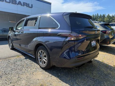 Used 2023 Toyota Sienna XLE AWD/4WD image 2