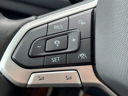Used 2025 Volkswagen Jetta SE FWD image 10