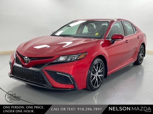 Used 2023 Toyota Camry SE image 1