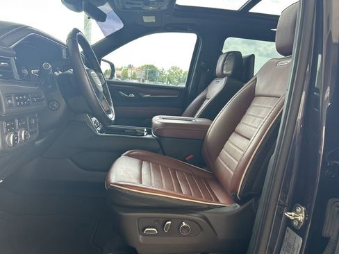 Used 2023 GMC Yukon XL Denali Ultimate AWD/4WD image 8