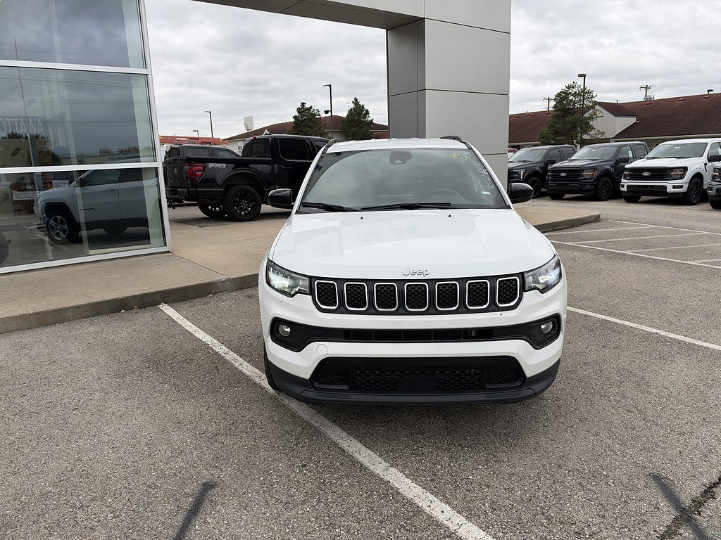 Used 2024 Jeep Compass Latitude AWD/4WD image 8