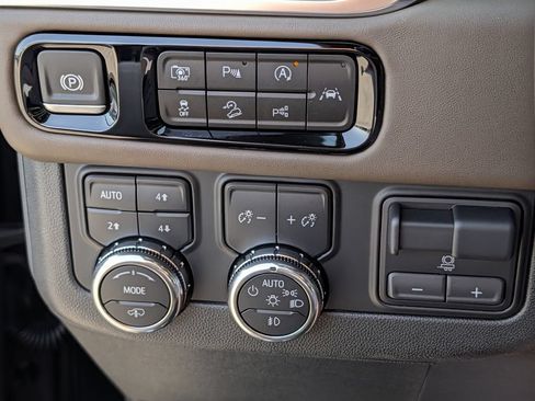 New 2025 GMC Yukon Denali Ultimate AWD/4WD image 22