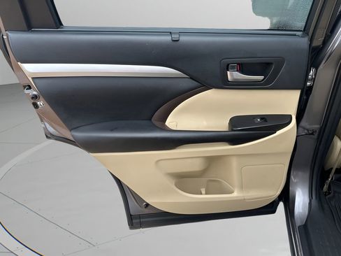 Used 2019 Toyota Highlander XLE image 17